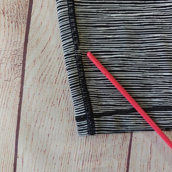 Athleta Ultimate Linear Lines Capri sz S - Picture 12 of 12